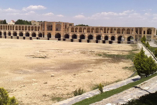 حواله دادن بحران آب زیرزمینی کشور به مافیای آب، بجای نقد اصولی سیاست های کلان آب در کشور