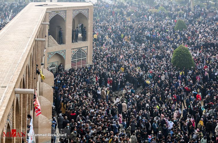 تجمع بزرگ کشاورزان و مردم اصفهان در زاینده‌رود