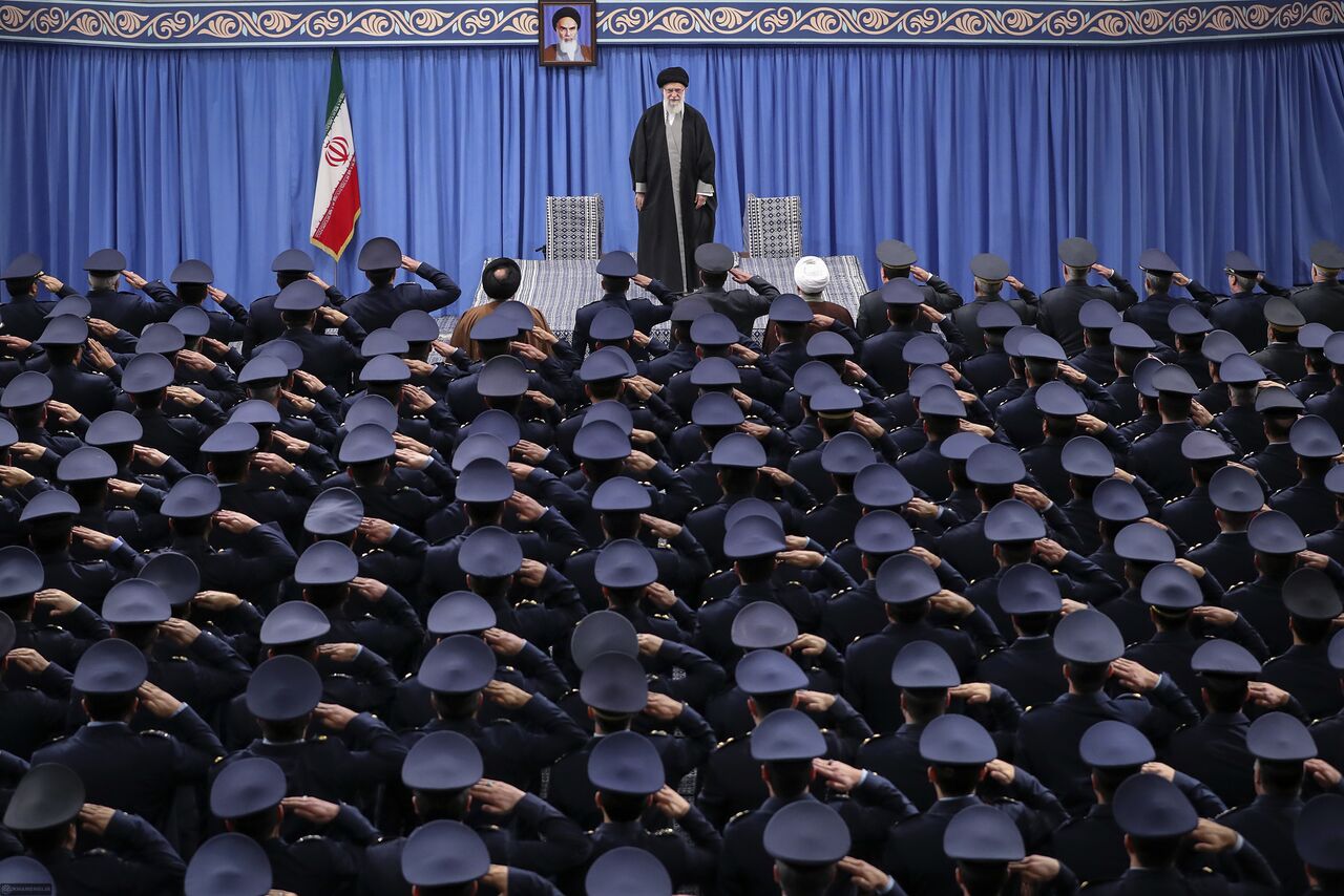 دیدار جمعی از فرماندهان نیروی هوایی و پدافند هوایی ارتش با رهبر انقلاب دیدار جمعی از فرماندهان نیروی هوایی و پدافند هوایی ارتش با رهبر انقلاب
